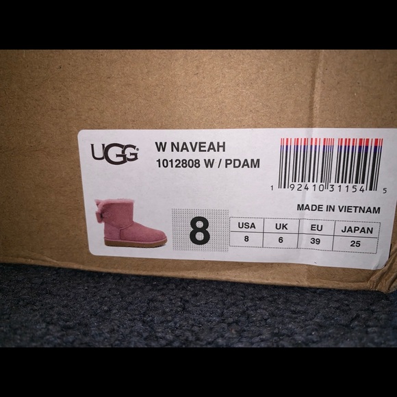 NEW UGG LOW BOOTS WOMANS 8 SEND OFFERS - Picture 3 of 3